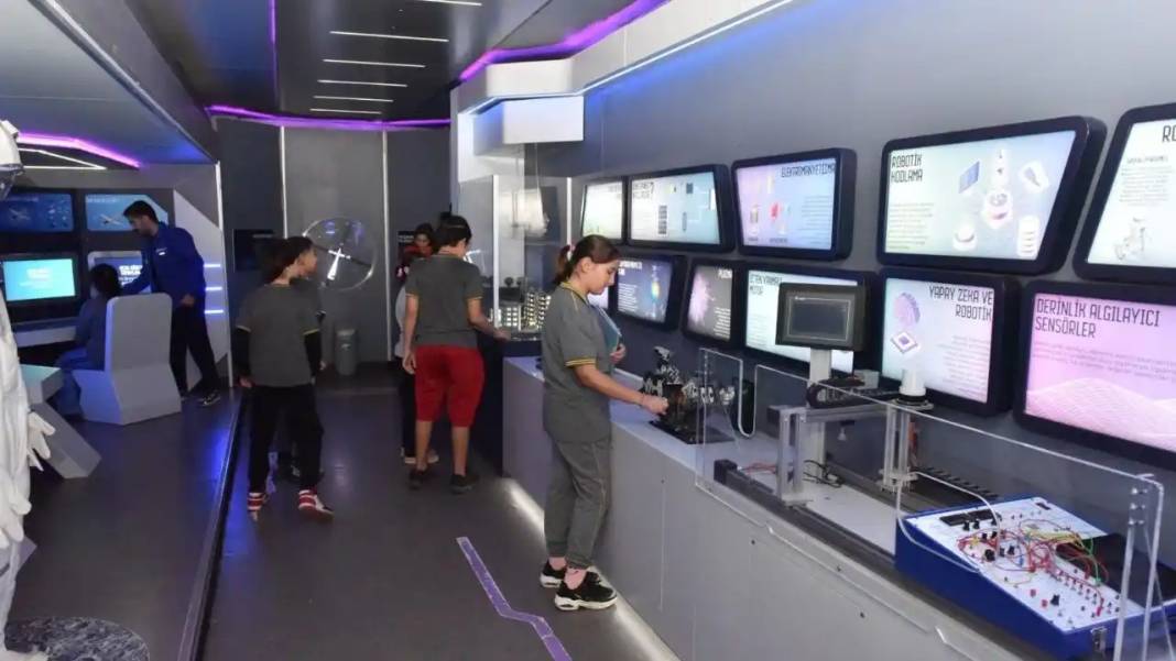 Kepez’de Bilim Tırı Çocuklarla Buluştu: “Her Yerde Bilim, Her Yerde Gelecek” 2